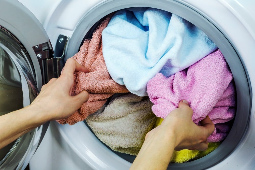 Finies les machines qui s’accumulent : cette technique simple dans votre lave-linge accélère le séchage sans sèche-linge