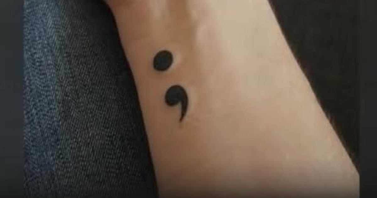Si tu vois quelqu’un avec un point-virgule sur le corps, voici ce que cela signifie vraiment
