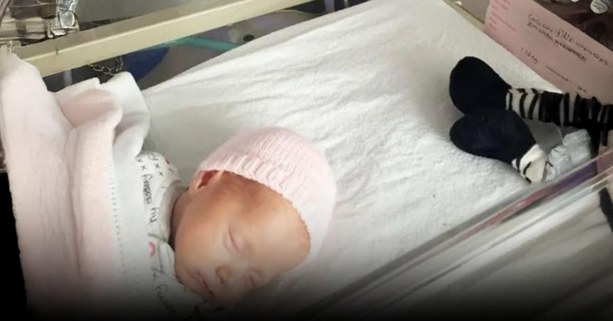 Si vous voyez un autocollant papillon violet près d’un nouveau-né, voici ce que cela signifie