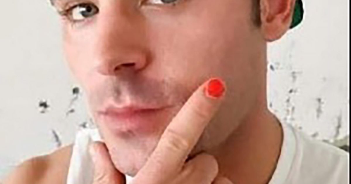 Si vous voyez un homme avec un seul ongle peint, voici ce que cela signifie