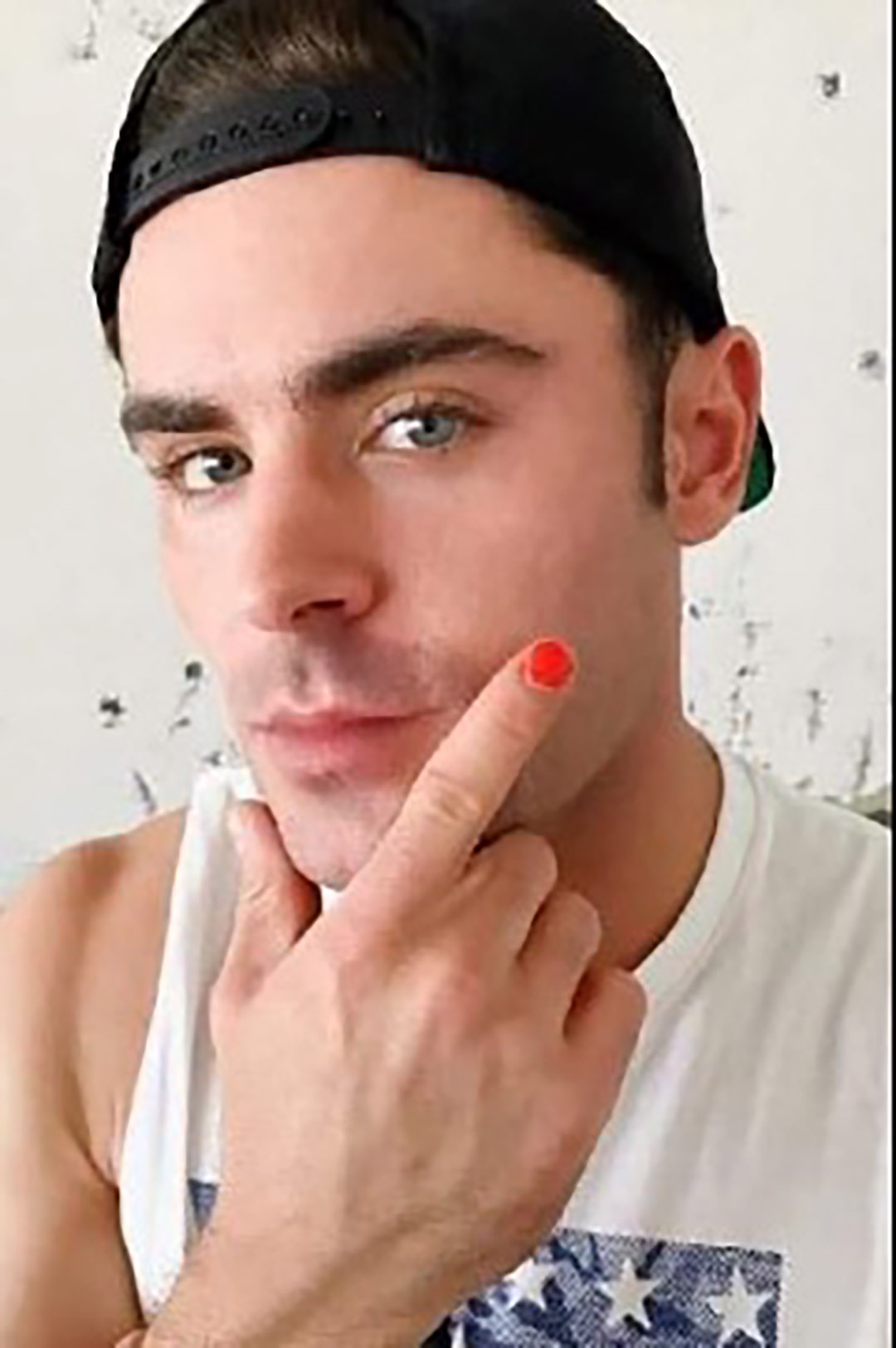 Si vous voyez un homme avec un seul ongle peint, voici ce que cela signifie