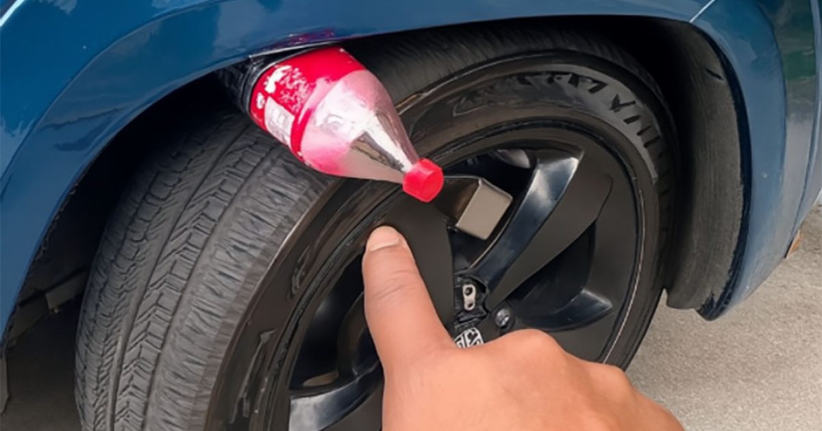 Si vous voyez une bouteille coincée entre la roue et le châssis de votre voiture, n’y montez surtout pas