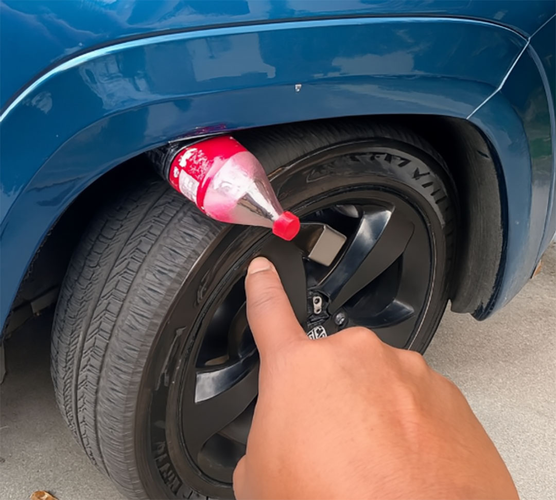Si vous voyez une bouteille coincée entre la roue et le châssis de votre voiture, n’y montez surtout pas