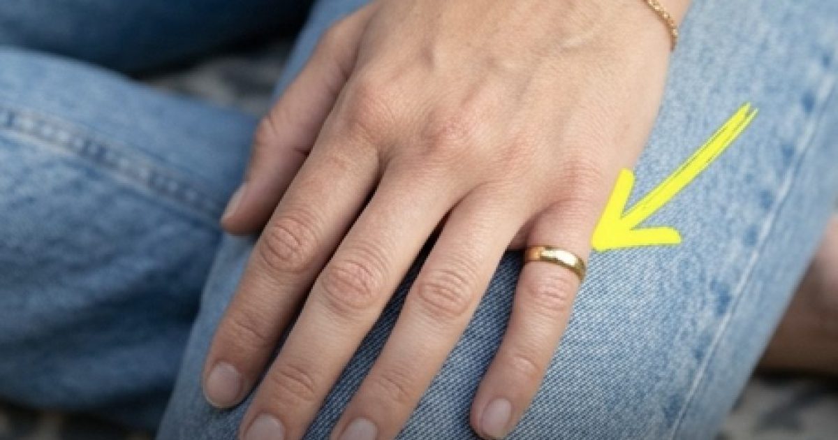 Si vous voyez une femme portant une bague à l’auriculaire, voici ce que cela signifie