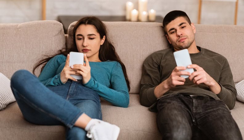 Psychologie des relations : pourquoi l’attirance pour une autre personne en couple est-elle si déroutante ?