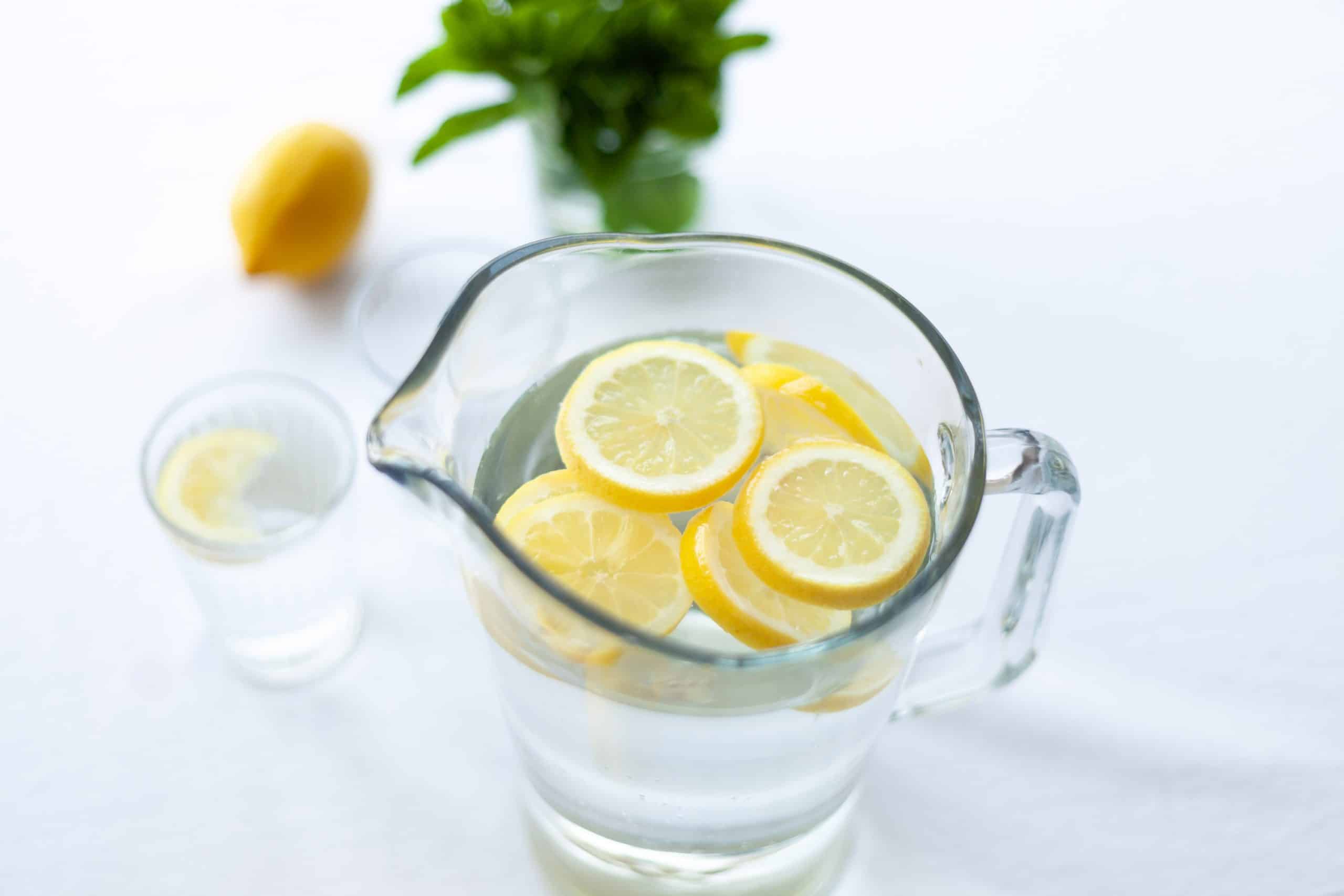 Eau citronnée dans un pichet