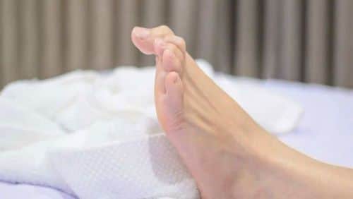Nuits perturbées par des crampes ? Les vraies causes et les astuces qui marchent