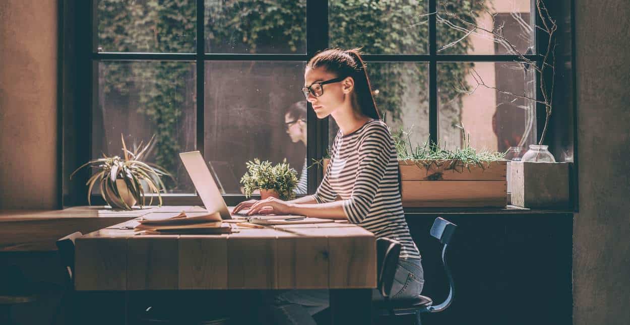 Femme travaillant sur ordinateur