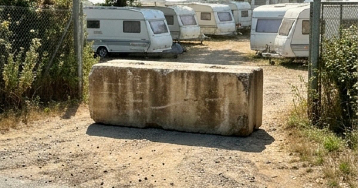 Son terrain squatté : il empêche les occupants de partir en installant un énorme bloc de béton