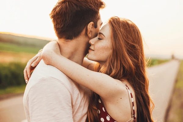 Caresses, câlins, gestes doux : ces apparences qui cachent un désamour