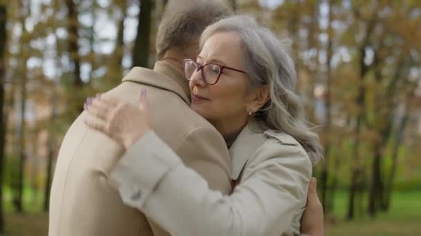 Déchiffrer le langage silencieux des étreintes masculines : ce que révèle vraiment un geste d’affection