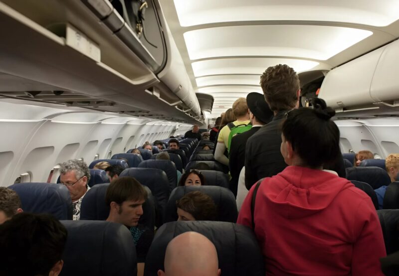 Elle a posé son pied crasseux sur la tablette voisine dans l’avion : après une demande polie, j’ai dû hausser le ton pour qu’elle comprenne
