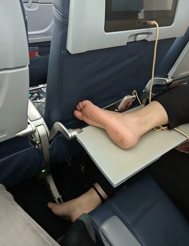 Elle a posé son pied crasseux sur la tablette voisine dans l’avion : après une demande polie, j’ai dû hausser le ton pour qu’elle comprenne