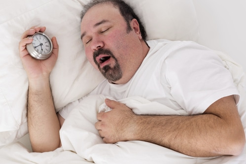 Homme en surpoids dormant
