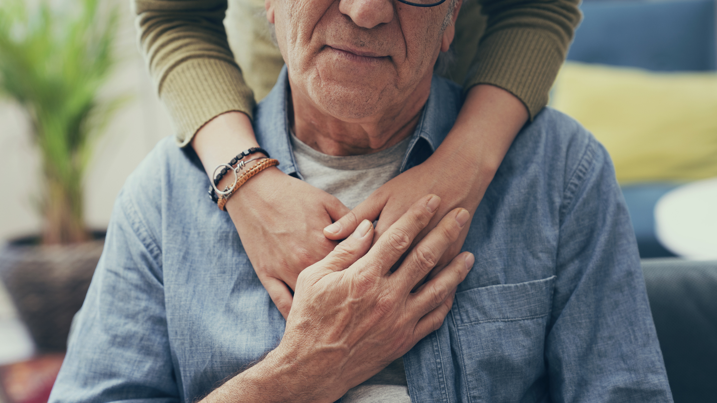 Ce détail anodin que les proches remarquent souvent avant tout le monde : le signe précoce d’Alzheimer à prendre au sérieux