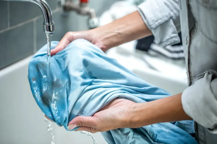 L’eau de Javel a décoloré votre chemisier ? Voici comment rattraper le coup avec deux astuces maison