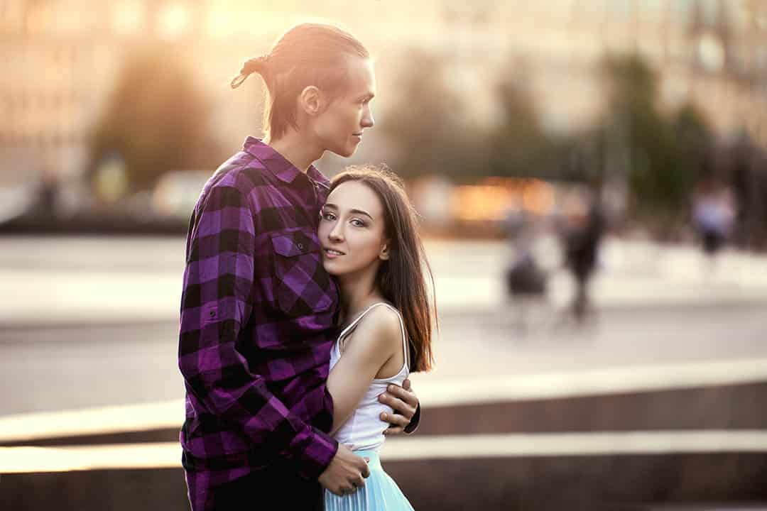 Petites mais irrésistibles : ce qui attire tant les hommes chez les femmes de taille menue