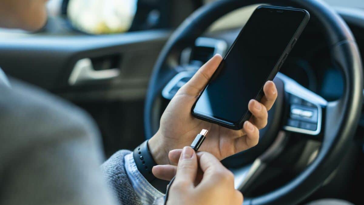 Rechargez-vous votre smartphone au mauvais endroit ? Les pompiers tirent la sonnette d’alarme sur ce geste anodin qui peut virer au drame.