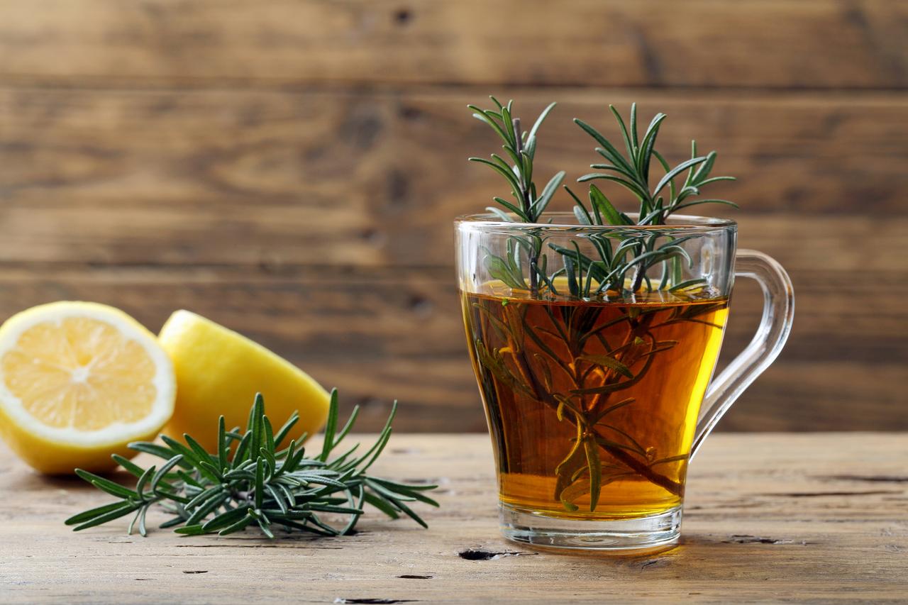 Le matin, une tasse de romarin à jeun : ce qui se produit dans votre corps