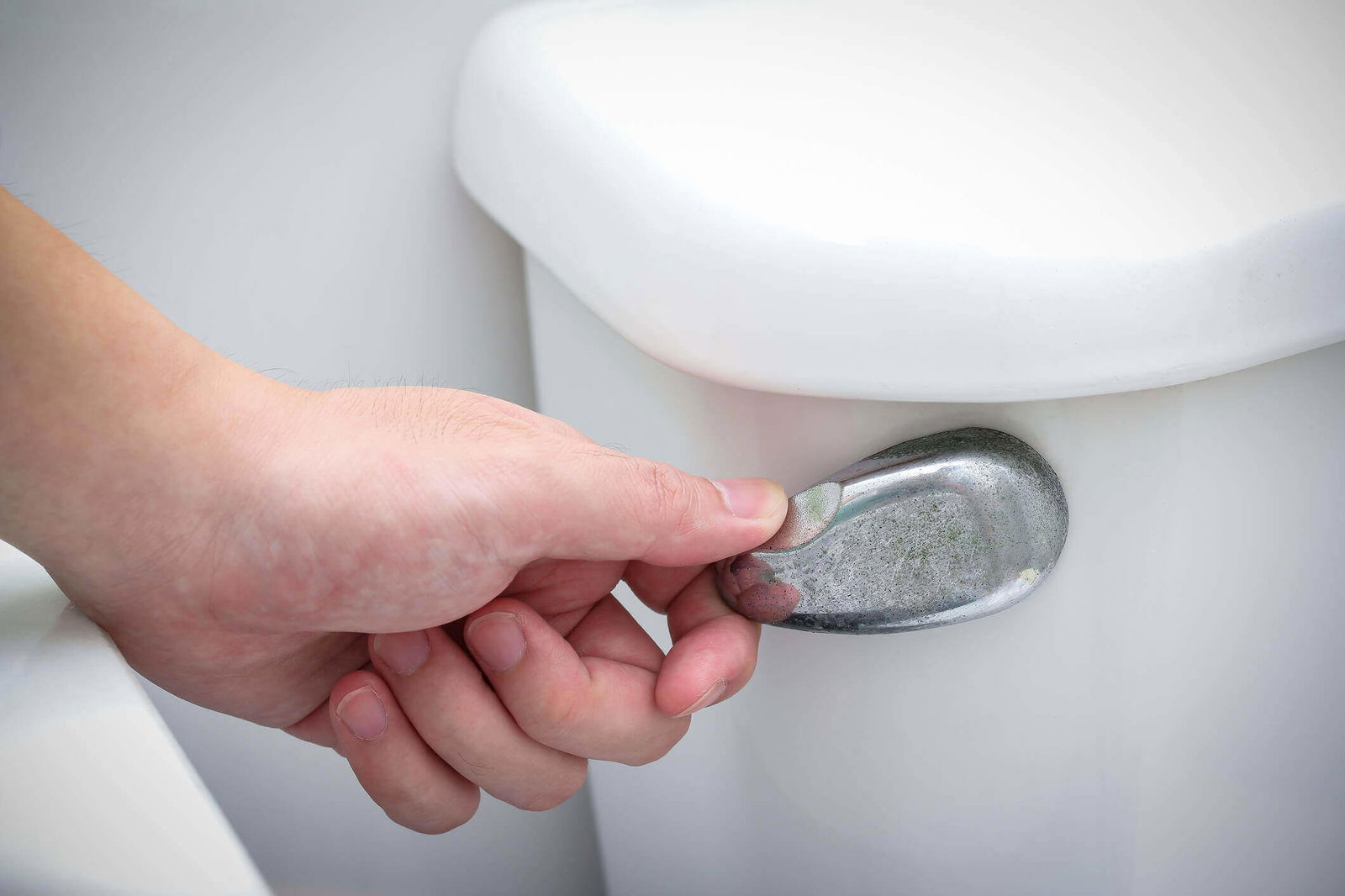 Uriner sans tirer la chasse : le geste simple qui allège votre facture d’eau