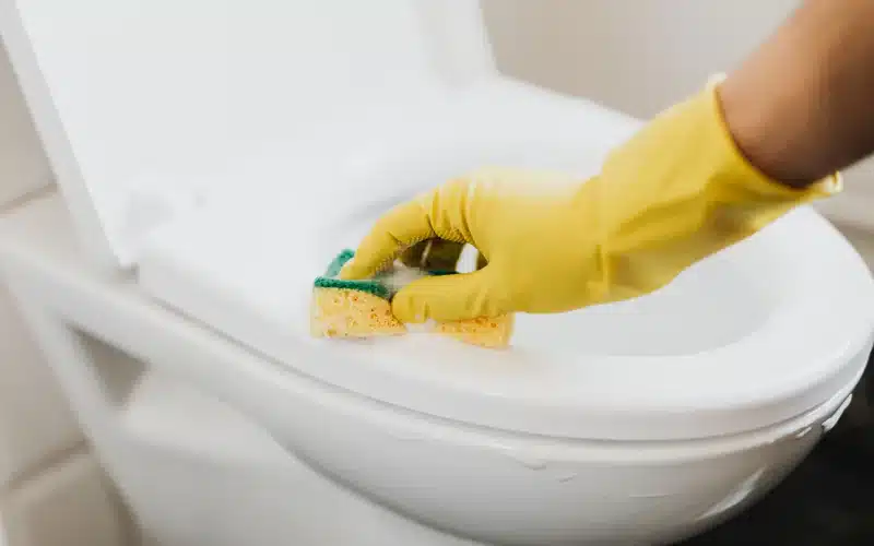 Toilettes noircies : la solution miracle (et naturelle) pour en finir avec ces traînées tenaces