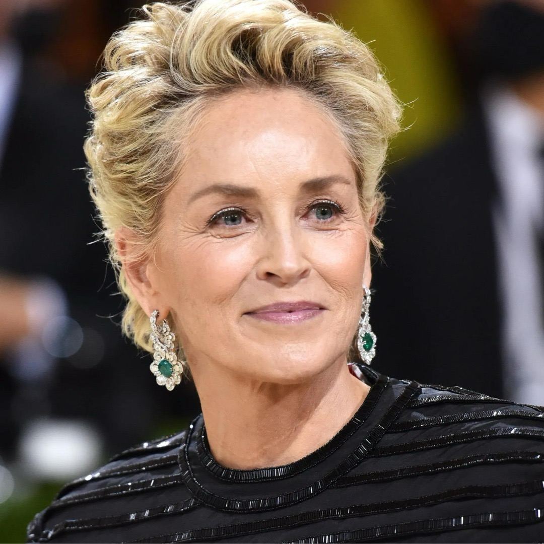 «Totalement inacceptable pour son âge» : les récentes photos de l’actrice Sharon Stone dans une tenue légère émeuvent la toile