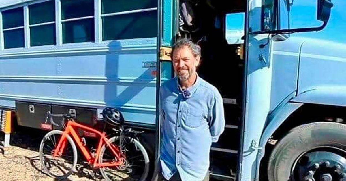 Tout le monde doutait qu’il puisse transformer un bus scolaire en maison… jusqu’à ce qu’ils voient le résultat final