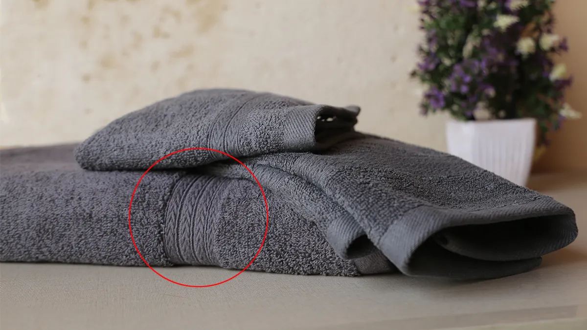 Le mystère enfin résolu : à quoi servent vraiment les bandes au bout de vos serviettes ?