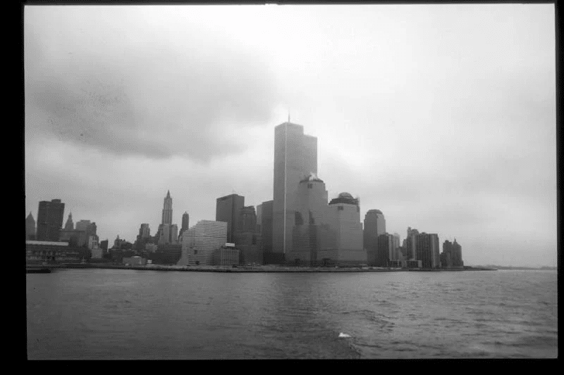 Une cassette oubliée refait surface : des images inédites du 11 septembre filmées depuis un angle jamais vu