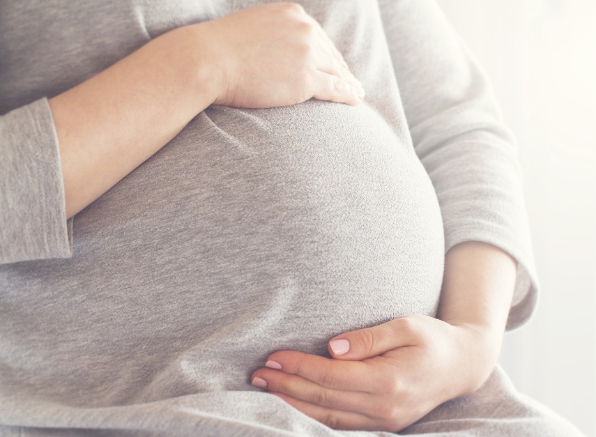 Huit mois de grossesse : quand un simple geste du quotidien devient le révélateur d’un manque de soutien
