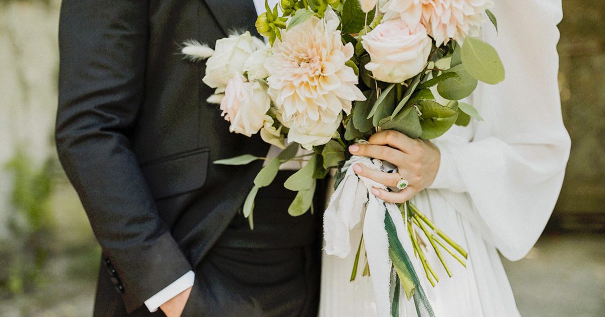 Un cercueil avec un nœud cadeau a été apporté à notre mariage pendant la cérémonie — j’ai failli m’évanouir quand il s’est ouvert.