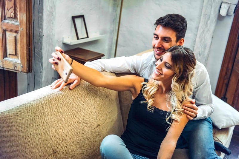 Un selfie de vacances tourne au fiasco : le détail qui a tout gâché sur WhatsApp