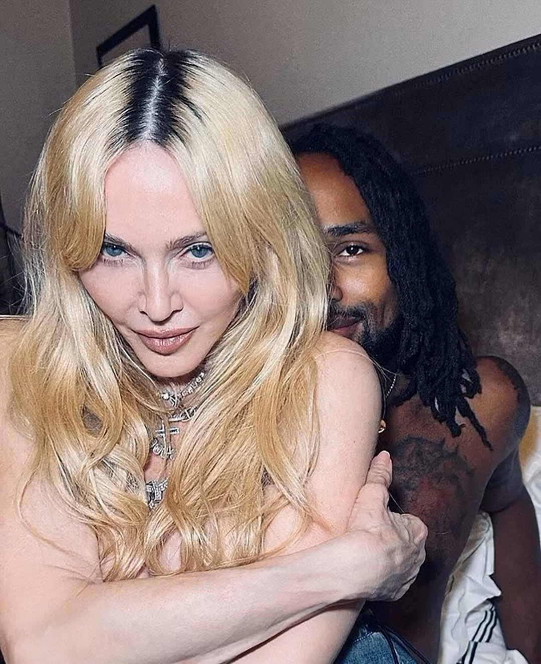 « Un détail suffit à révéler son âge » : à 66 ans, Madonna publie des photos de ses vacances avec son compagnon de 28 ans