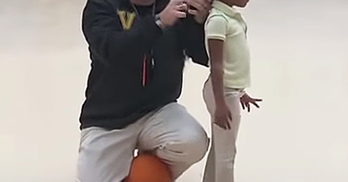 Un entraîneur fait le buzz sur Internet grâce à un simple geste lors d’un match de basket pour enfants