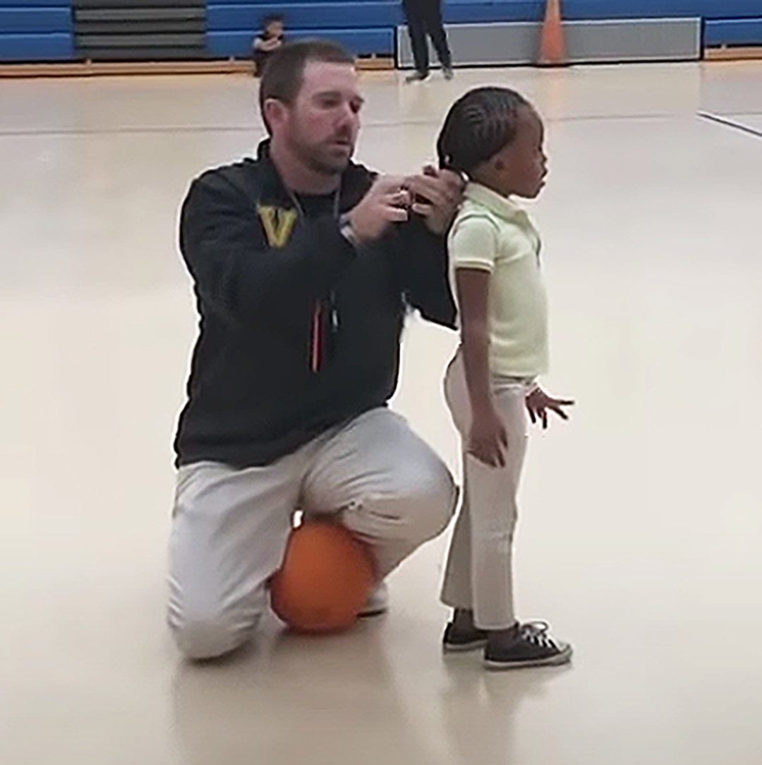 Un entraîneur fait le buzz sur Internet grâce à un simple geste lors d’un match de basket pour enfants