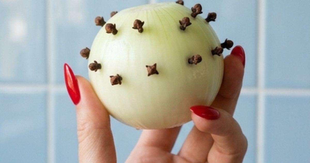 Un geste curieux de ma grand-mère : planter des clous de girofle dans un oignon