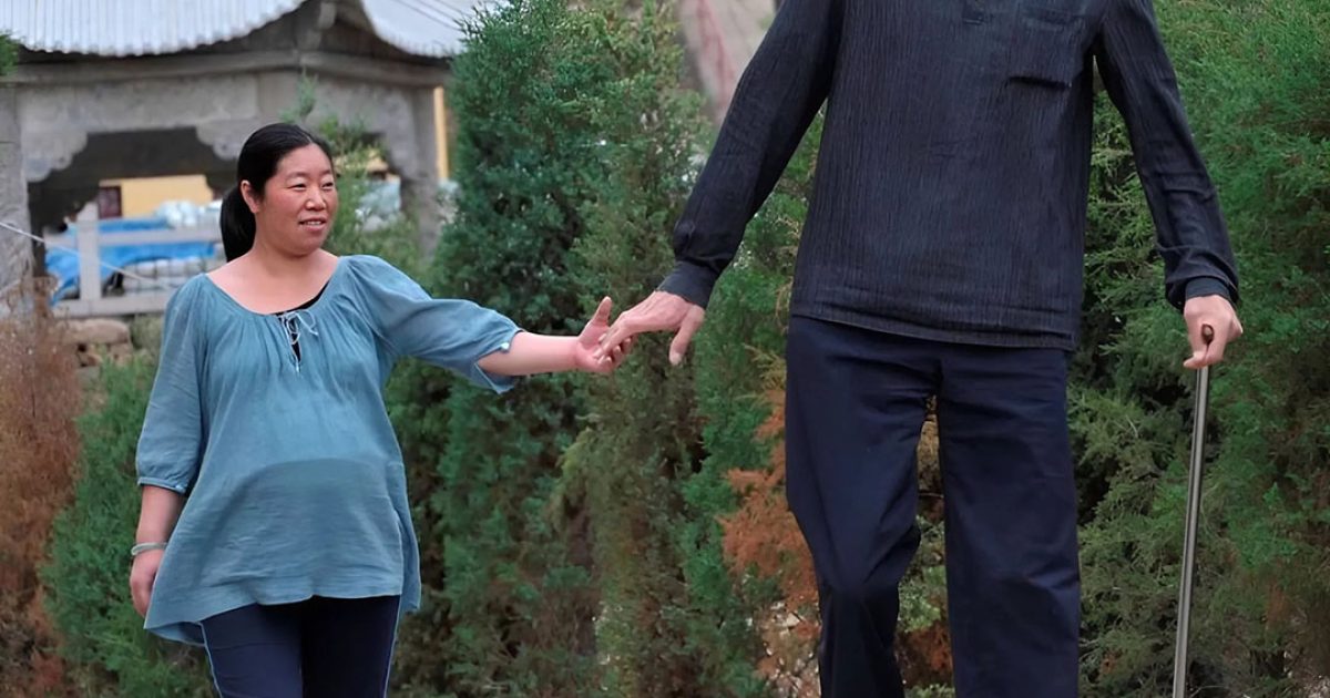 Un homme de 2,5 mètres a épousé une femme de petite taille, et ensemble ils ont eu un enfant hors du commun : à quoi ressemblent-ils aujourd’hui, lui, son épouse et leur fils ?