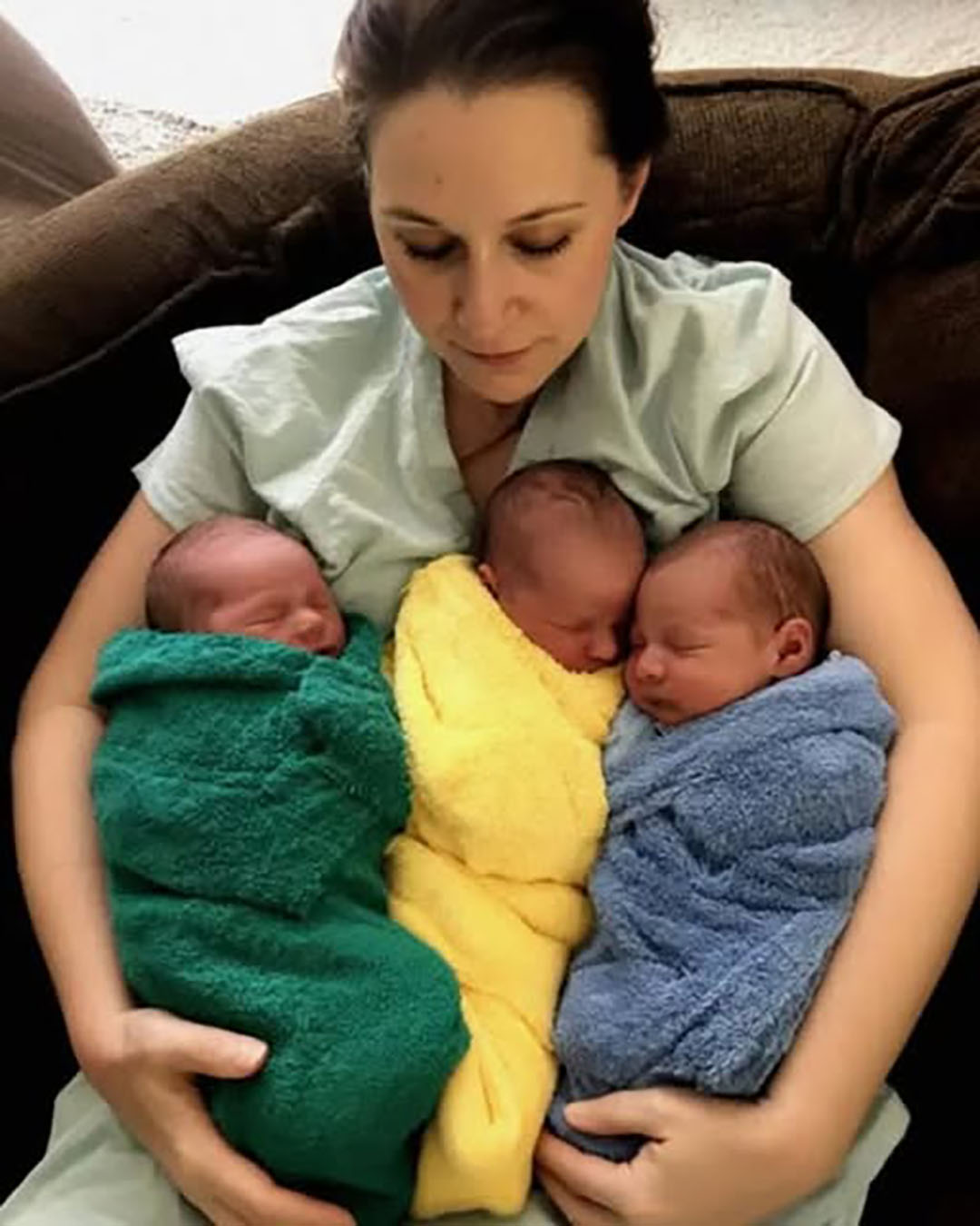 Un homme fortuné m’a offert une maison parce que j’élevais seule mes triplés — mais à l’intérieur, j’ai découvert une lettre à laquelle je ne m’attendais pas