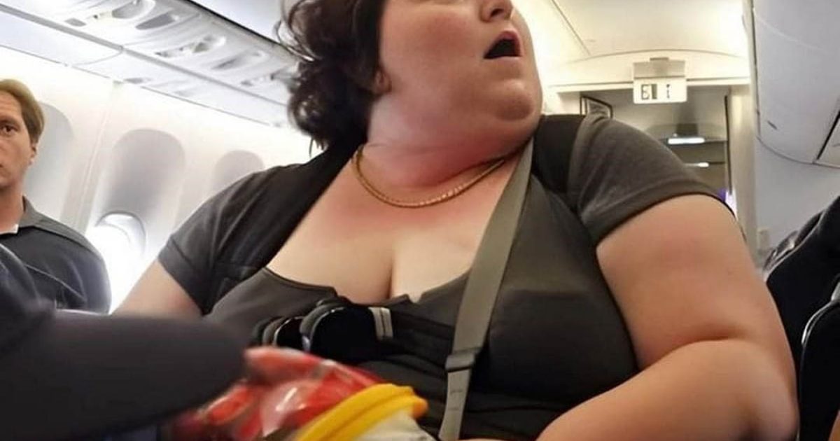 Un homme riche se moque d’une femme pauvre et corpulente dans l’avion… jusqu’à ce que le commandant prononce son nom.