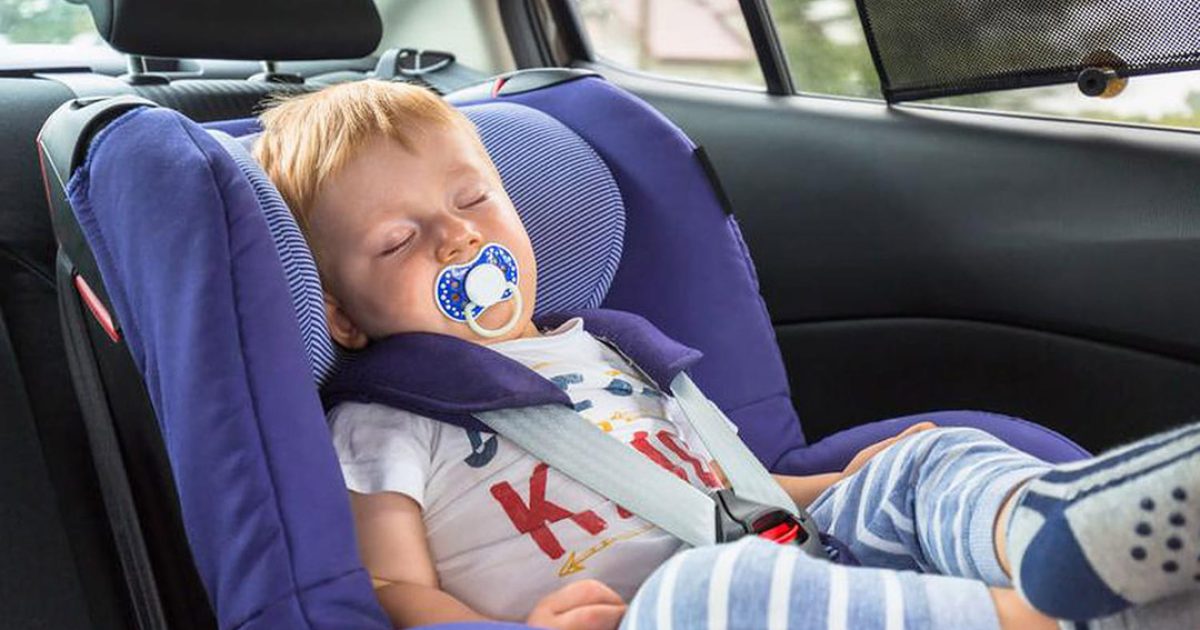 Un jeune homme sauve un enfant enfermé dans une voiture – et fait face à une réaction inattendue