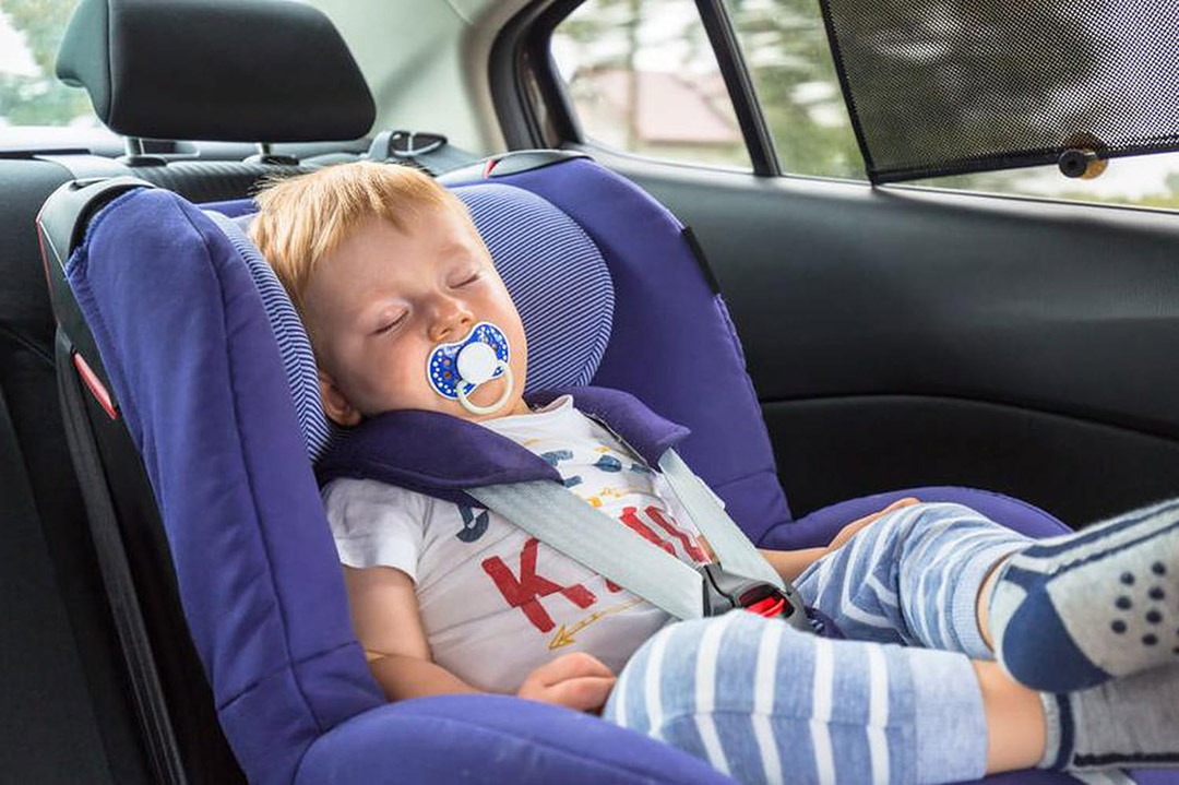Un jeune homme sauve un enfant enfermé dans une voiture – et fait face à une réaction inattendue