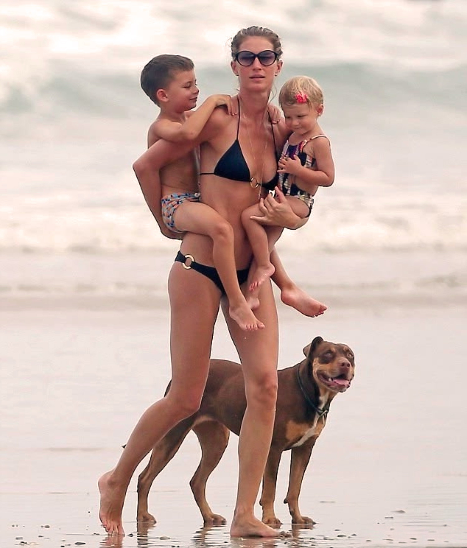 Un mannequin aperçu avec ses enfants, un rare moment immortalisé par les paparazzis ! : Qui est-elle ?