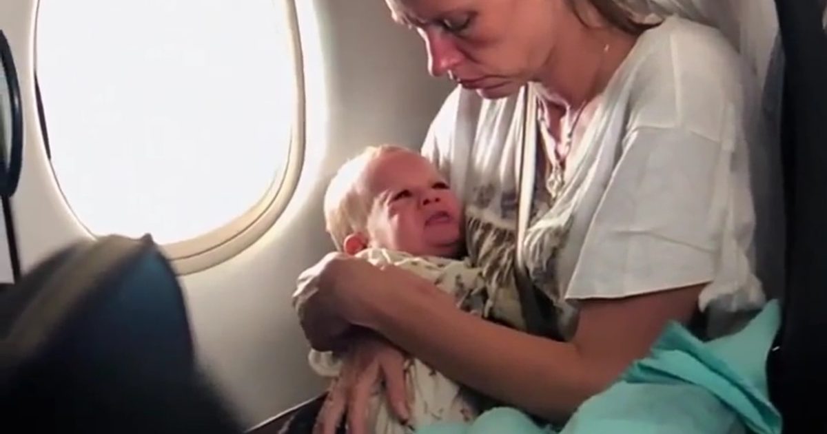 Un passager m’a dit d’aller me cacher avec mon bébé — il l’a amèrement regretté quand il a vu qui a pris ma place