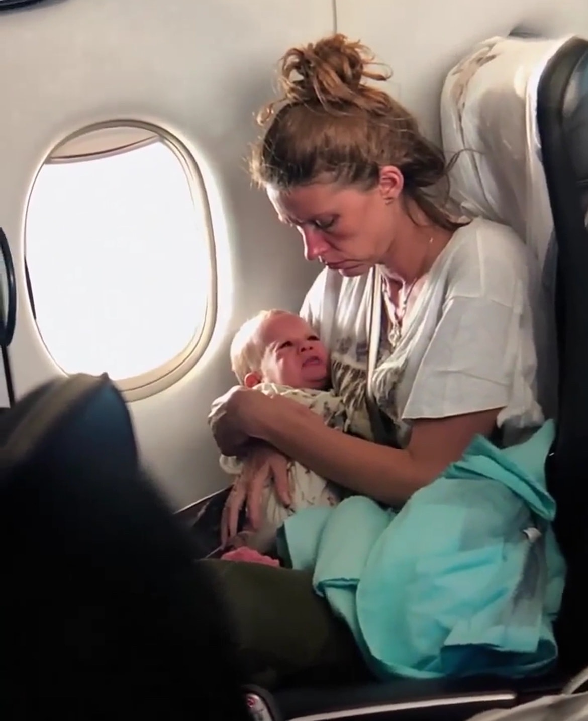 Un passager m’a dit d’aller me cacher avec mon bébé — il l’a amèrement regretté quand il a vu qui a pris ma place