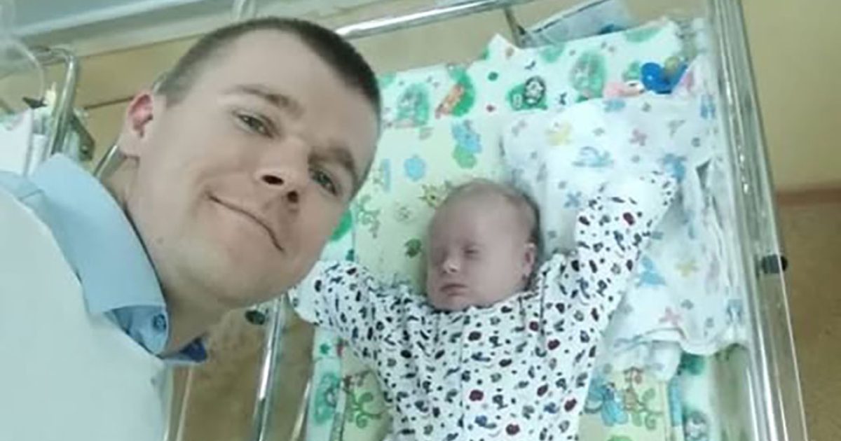 Un père célibataire élève son fils atteint de trisomie 21 après l’abandon de son épouse