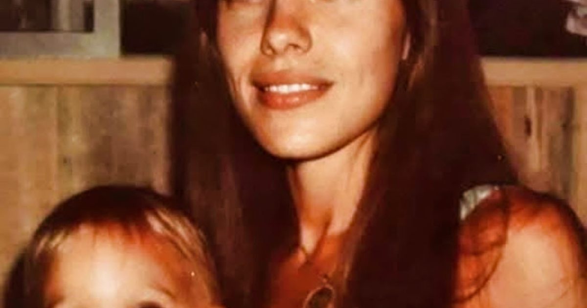 Un rare moment d’enfance : pouvez-vous reconnaître la future star hollywoodienne et sa mère ?