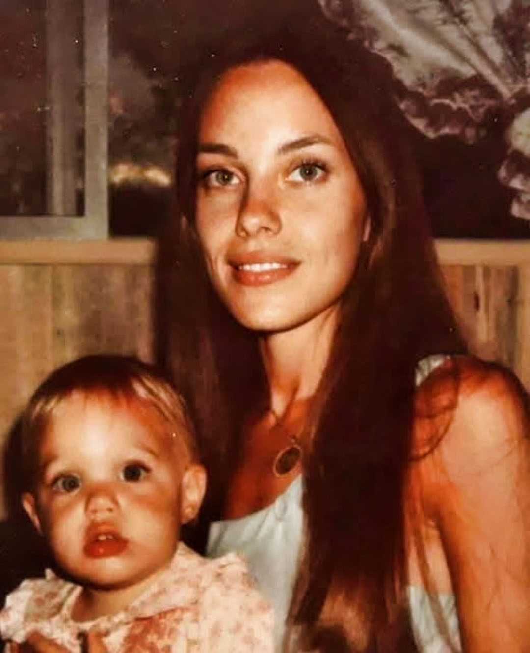 Un rare moment d’enfance : pouvez-vous reconnaître la future star hollywoodienne et sa mère ?