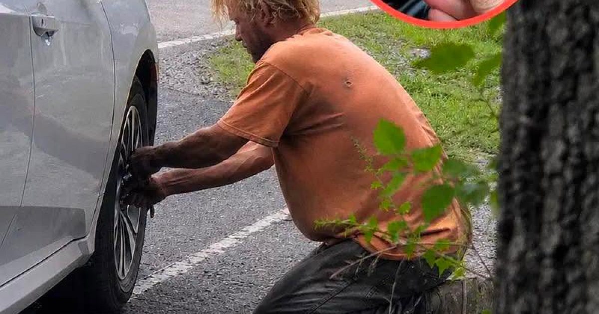 Un sans-abri m’a aidé à changer un pneu crevé sur la route 9 où mon fils a disparu il y a 20 ans – ce qu’il a laissé sur le siège passager m’a bouleversé