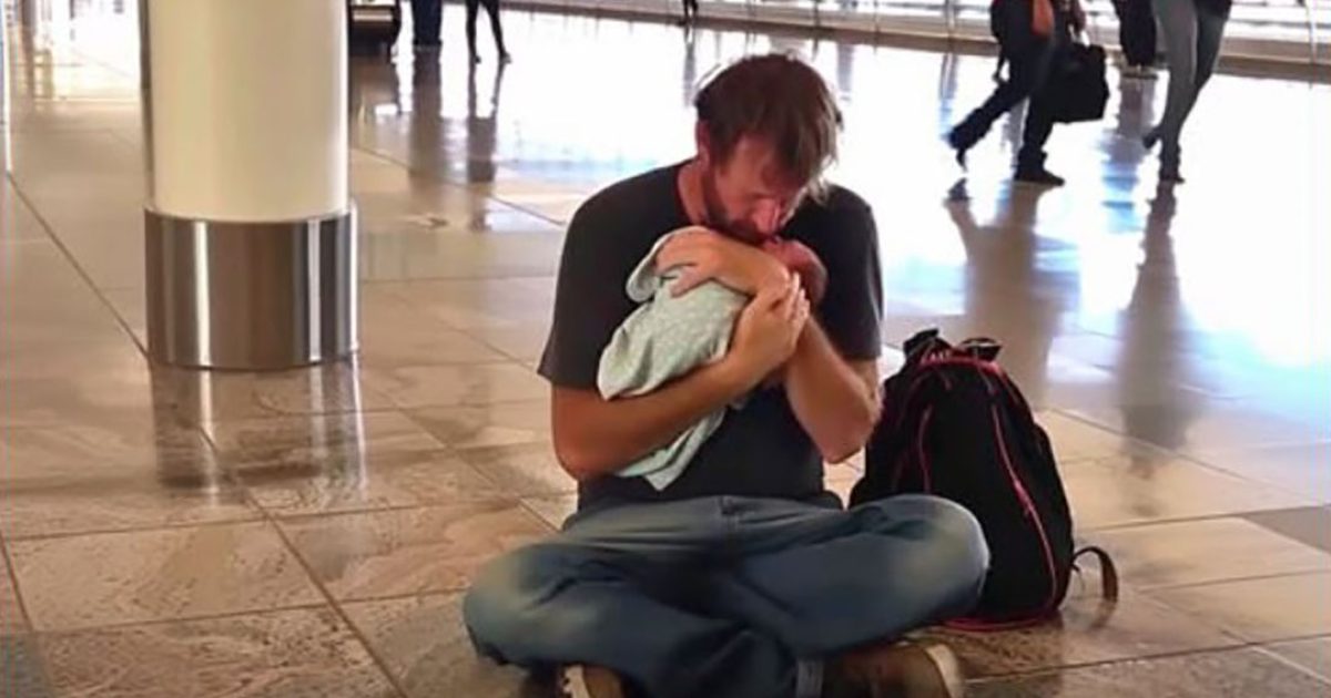 Un veuf se voit interdire l’embarquement avec son nouveau-né — une femme lui vient en aide