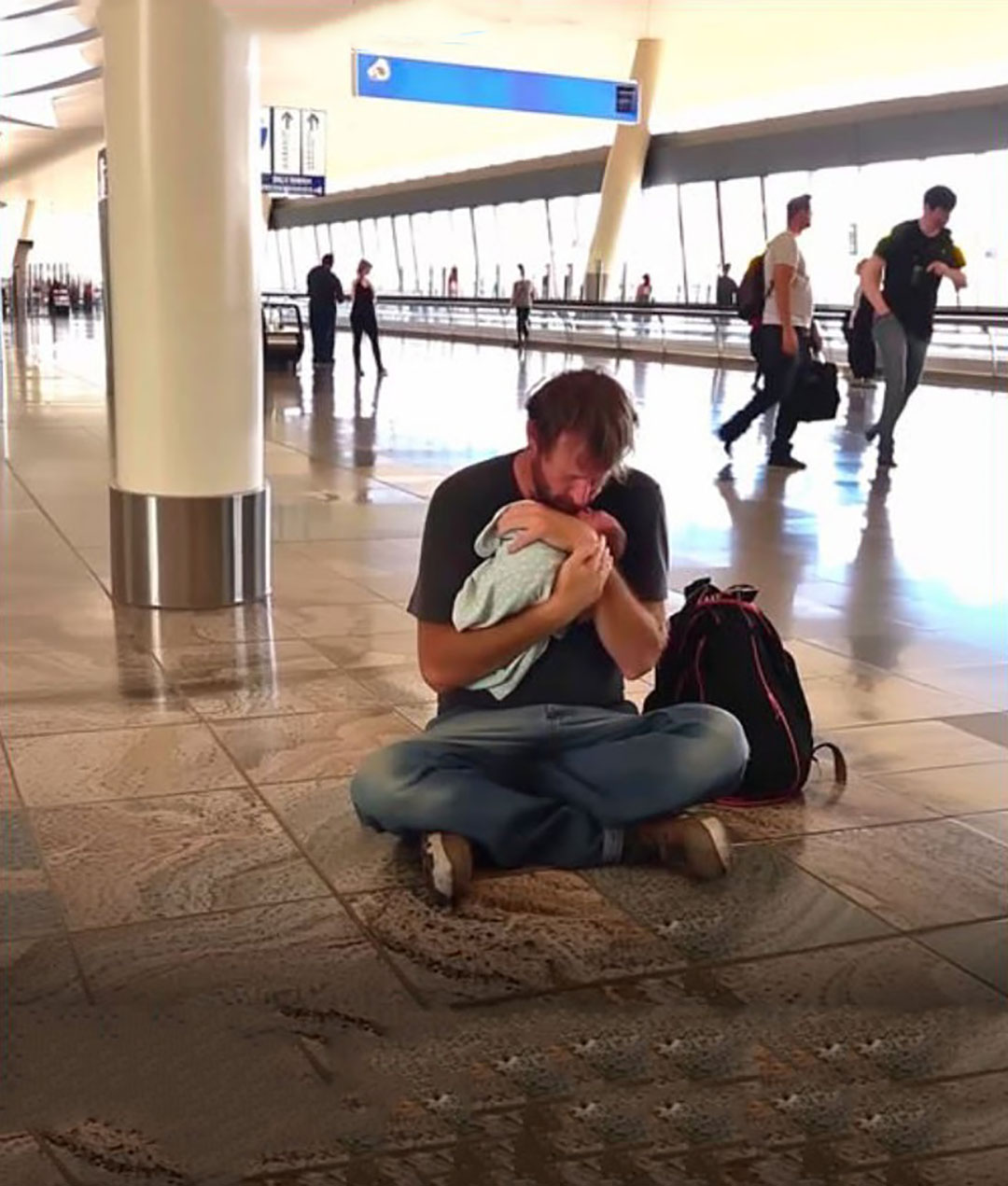 Un veuf se voit interdire l’embarquement avec son nouveau-né — une femme lui vient en aide